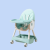 Silla mecedora con babero, vaso entrenador y plato de comida