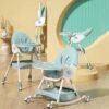 Silla mecedora con babero, vaso entrenador y plato de comida